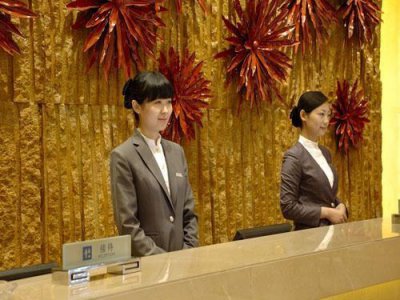 酒店前台真不是人干的 酒店前台上班熬夜让你怀疑人生吗