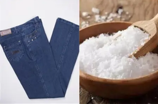 第一次洗牛仔裤放盐还是白醋泡多久？泡完直接晒吗、