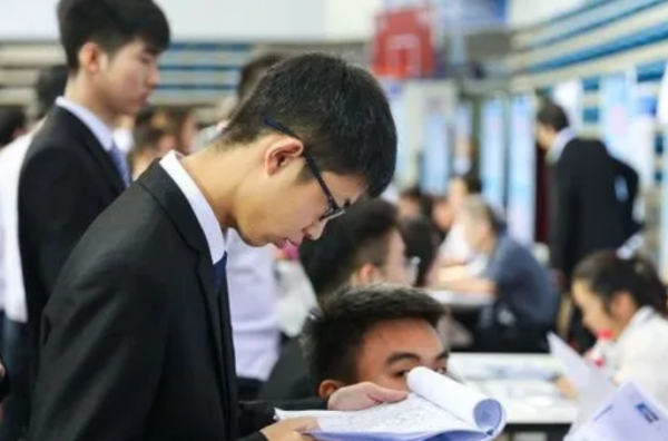 为什么校招给的工资比较高