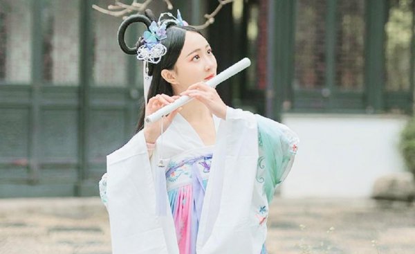 齐胸襦裙怎么穿不会掉