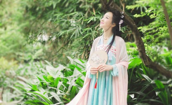 齐胸襦裙怎么穿不会掉