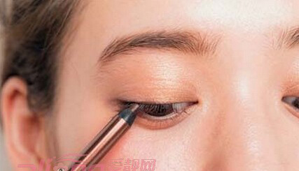 腮红怎么画？