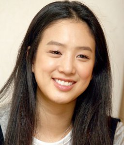 韩国女演员郑丽媛现身代言 展露甜美笑容