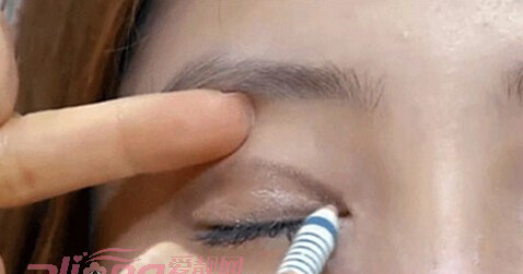 单眼皮怎么画大眼妆