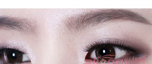 单眼皮女生变身华丽“电眼”的化妆技巧