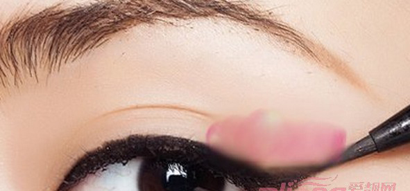 2024年时尚韩国淡妆眼线画法