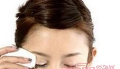女生化妆常识：眼部卸妆6小步 眼部卸妆的六个基本步骤助你轻松完成