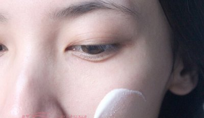 “小斤斤”示范韩式小清新妆容化妆步骤