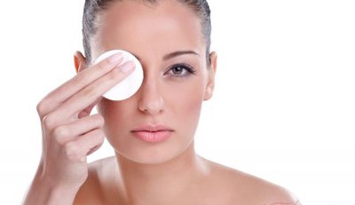 如何挑选适合自己肤质的卸妆水 选择适合肤质的卸妆水的方法