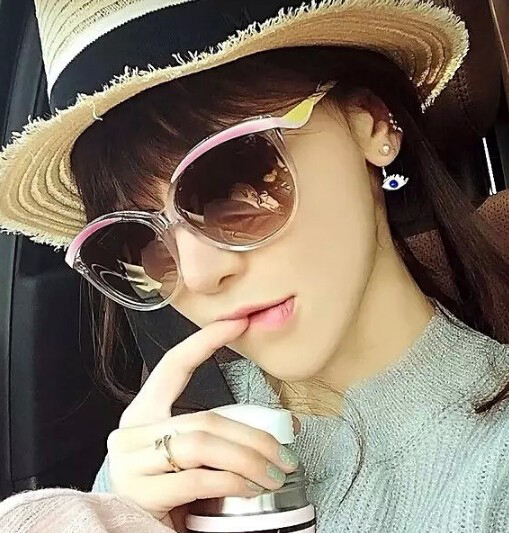 女生戴墨镜唯美图片欣赏
