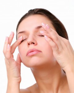 眼部精油的使用方法 改善皱纹和黑眼圈