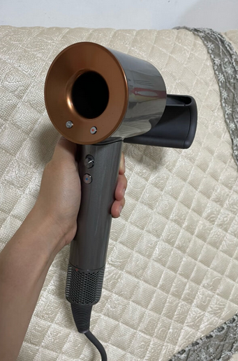 吹风机进水了还能用吗