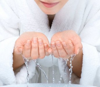 正确洗脸的方法 先温水后冷水