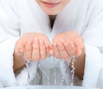 正确洗脸的方法 先温水后冷水