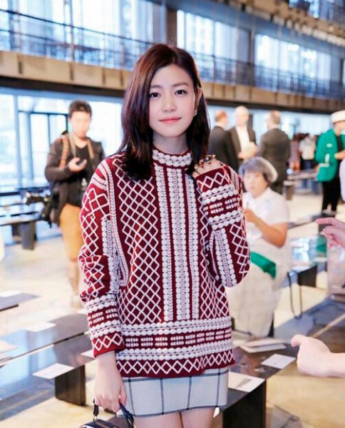 陈妍希恋爱后衣品爆涨时装周造型回顾：从丑Cry到美翻的穿衣史