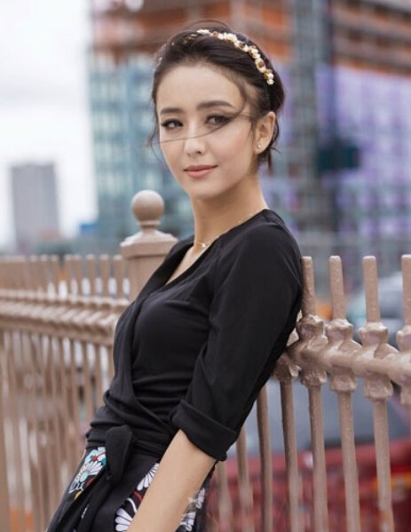 佟丽娅秋装街拍装扮演绎欧美范