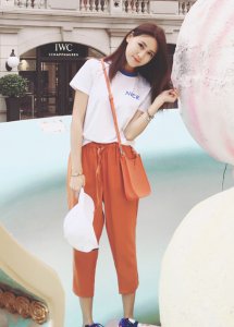 【今日靓搭】白色t恤配什么裤子？配休闲裤子随性时尚