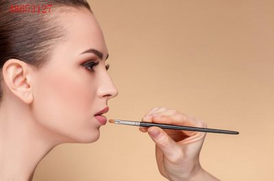 为何护唇膏越涂越干？我们该如何补救？