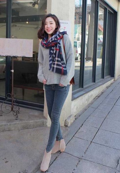 女士时尚围巾搭配为服饰增添魅力