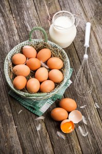 生吃鸡蛋对身体有哪些危害 食用生鸡蛋可能带来的身体风险