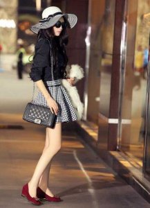 酒红色鞋子怎么搭配衣服？酒红色鞋子搭配高招