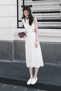 白色长裙搭配单鞋唯美又显气质 纯净白裙搭配单鞋唯美优雅尽显女性气质