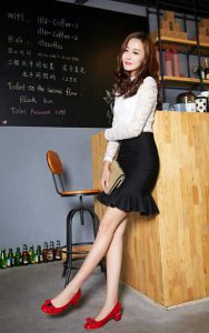 红色鞋子配什么上衣？红色鞋子与上衣搭配技巧