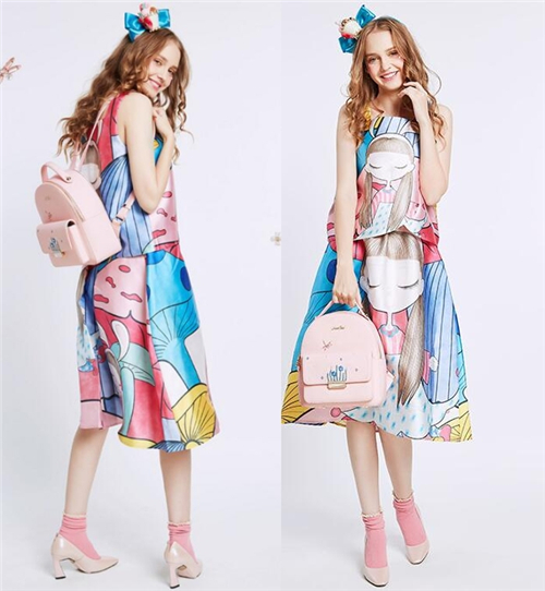 粉色双肩包怎么搭衣服