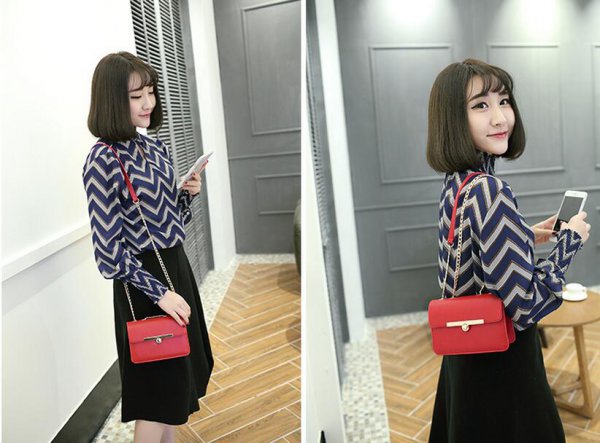 红色斜挎包怎么搭配衣服？