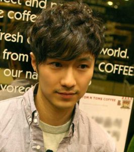 帅气个性范男生烟花烫发型设计 时尚型男烟花烫发：展现帅气个性范儿