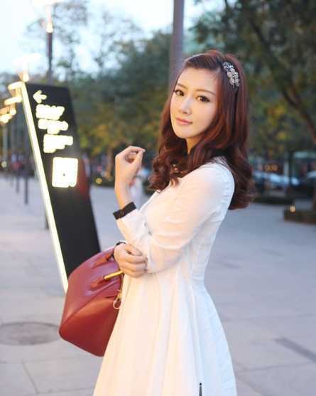 时尚又不失女人味的中长发烫发发型图片
