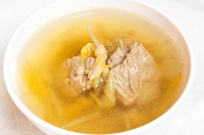 野生牛肝菌炖鸡汤的做法 牛肝菌与鸡汤的美味炖煮
