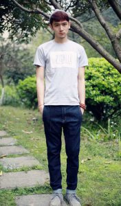 黑皮肤男生的时尚帅气夏装搭配 夏日魅力尽显：黑皮肤男士潮流时尚搭配