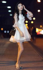 时尚又气质的白色连衣裙和鞋子搭配