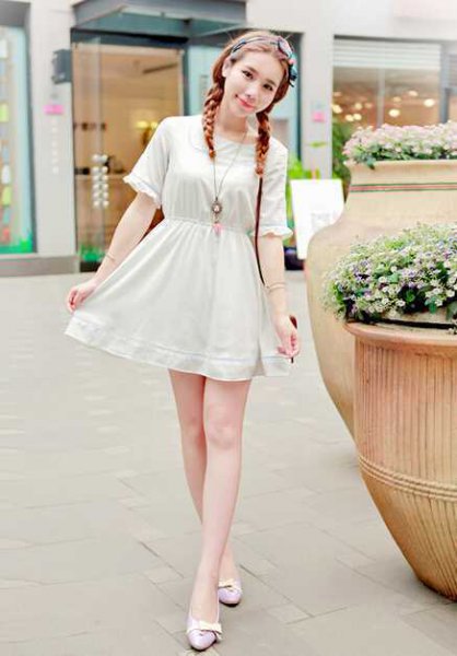 夏季白色连衣裙时尚搭配