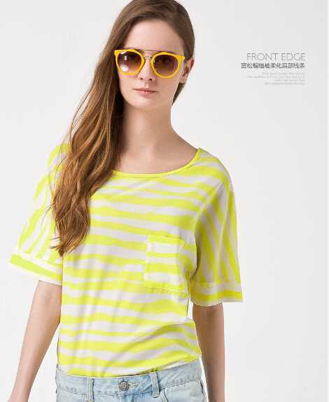 亮黄色夏季条纹衫搭配