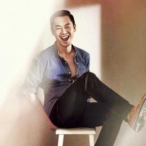 朱亚文发型演绎真男人 短发型男魅力爆棚！