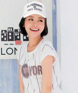 出游必学短发搭配帽子的发型图片 短发搭配帽子的时尚出游发型灵感图