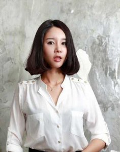 韩式中分短发烫发发型 时尚短发：韩式中分烫发新潮造型