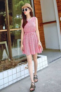 夏季高腰短裙显高时尚搭配 夏季潮流：高腰短裙衬出时尚身材