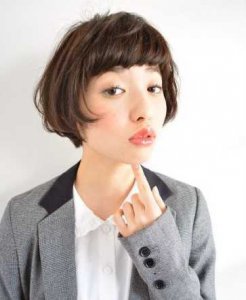 超时尚女生短发发型乖巧可爱 时尚短发造型：乖巧可爱的超女风