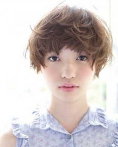 2024流行元素：巧克力色短发 2024热门潮流：巧克力色短发潮！