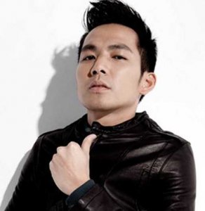 看看男生帅气飞机头发型怎么吹 学习如何吹出帅气的男生飞机头发造型