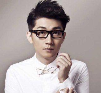 今年最热男士韩式时尚飞机头发型 潮流韩系男发：今年最火时尚飞机头造型