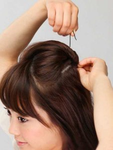 四步打造淑女造型：短发怎么扎 短发扎法：四步打造优雅造型