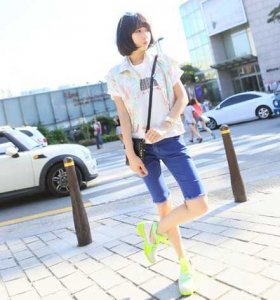 可爱蓬松短烫发凸显俏皮感 俏皮蓬松短发展现可爱韵味