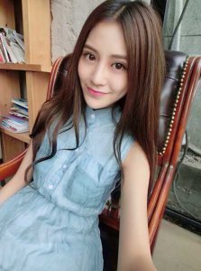 女生甜美迷人长卷发发型 甜美长卷发展现女生魅力迷人风采