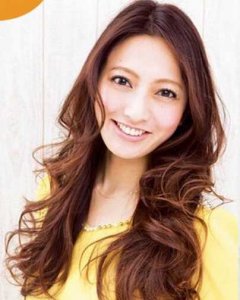 秋季女生迷人长卷发发型 秋季美女长卷发妩媚动人
