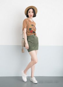 花朵刺绣短袖T恤搭配美而个性 美丽短袖T恤绣花设计展现个性魅力