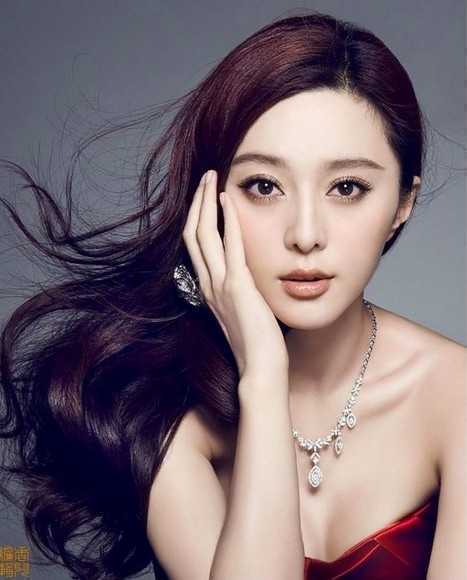 美女明星的长发烫发发型打造T台气场